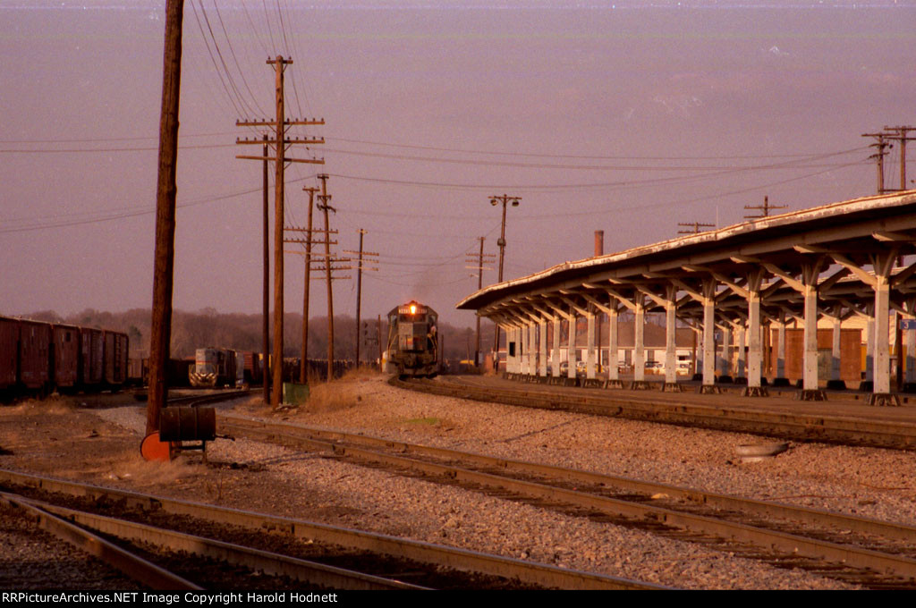 SBD 3613 leads a southbound train past the station platforms